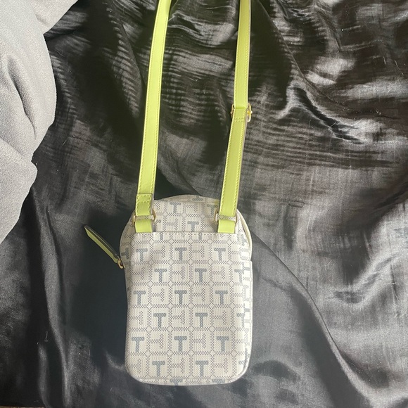 Tommy Hilfiger cross body - Picture 2 of 3